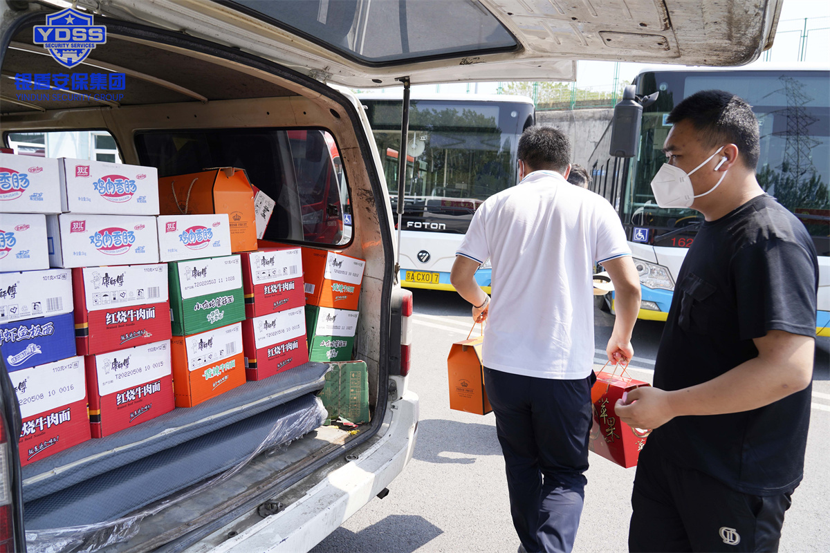 銀盾北京保安服務公司慰問公交 銀盾北京保安服務公司慰問公交
