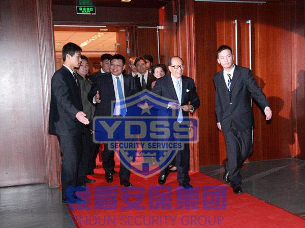 長(zhǎng)江商學(xué)院十周年慶典銀盾安保集團(tuán)特勤隊(duì)員為李嘉誠做安全隨衛(wèi)工作