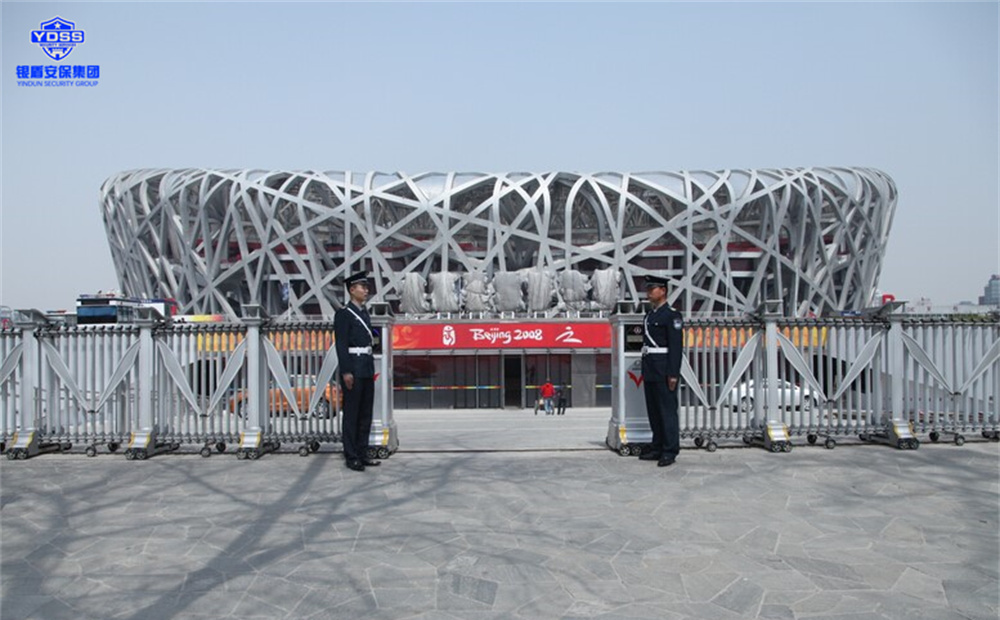 銀盾安保 保安員在北京公司崗位執(zhí)勤中服務(wù)