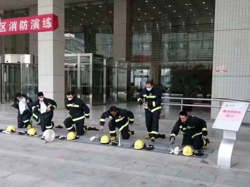 【提高安全意識(shí)、確保安全穩(wěn)定】銀盾保安組織開展消防處突演練