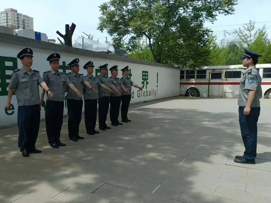 北京銀盾保安公司駐北京光大銀行分支行保安隊組織開展保安員形體隊列培訓(xùn)