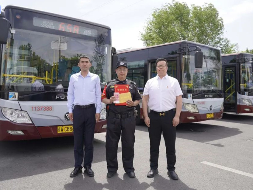 【平凡的崗位、創(chuàng)造不平凡】任長(zhǎng)周同志展現(xiàn)新時(shí)代保安服務(wù)人員精神風(fēng)貌